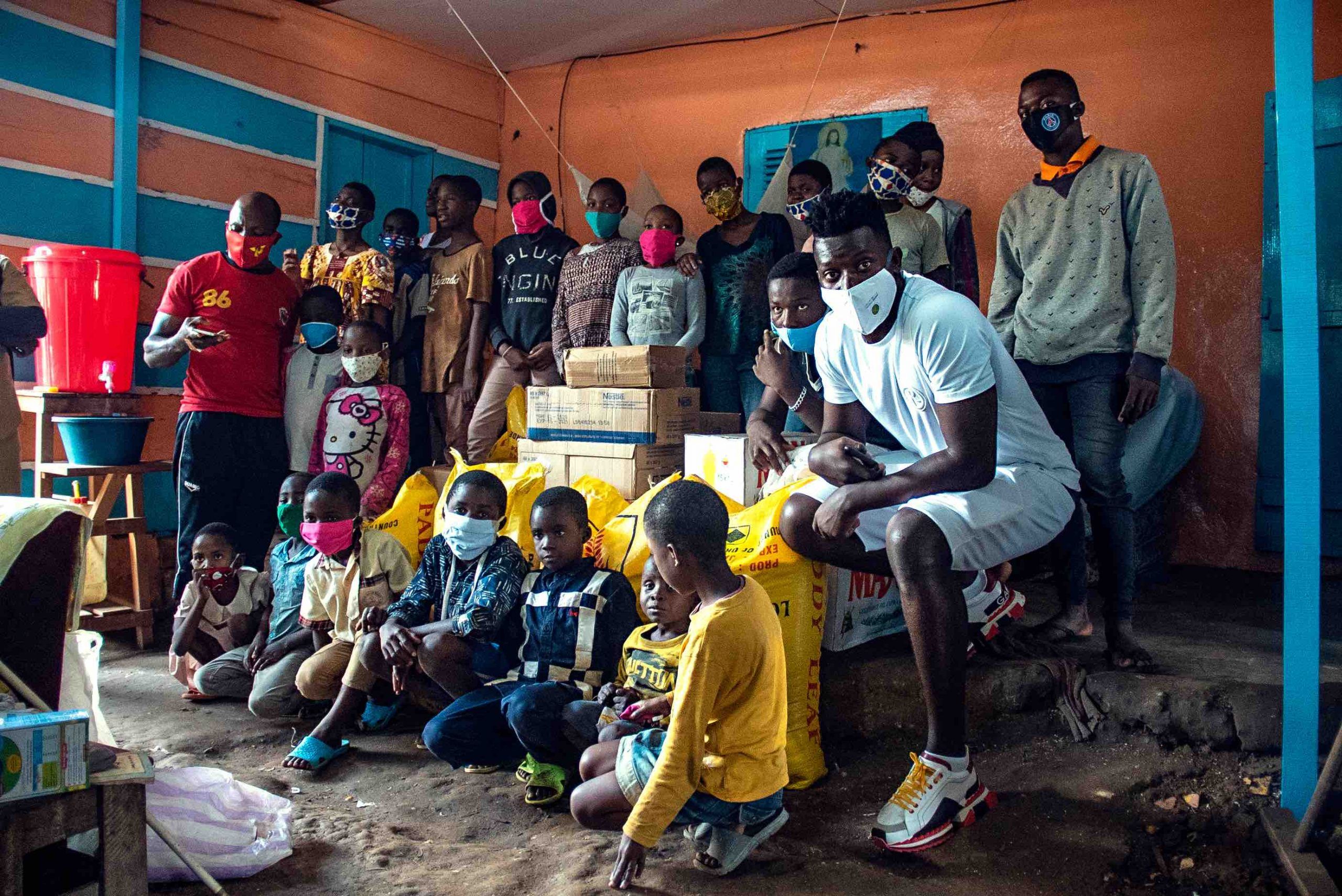 André Onana Foundation Dona Comida Y Material De Primera Necesidad A Cuatro Orfanatos De Yaoundé